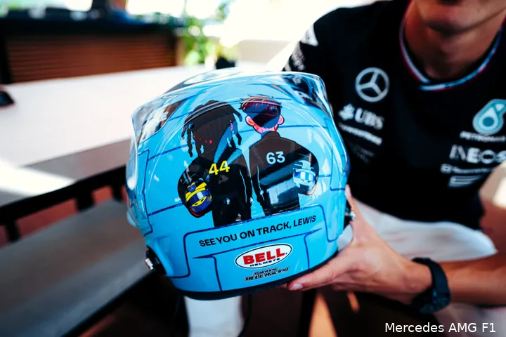 Russell bracht met zijn helm een ode aan de samenwerking met Hamilton.