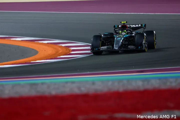 <i>Lewis Hamilton was een van de coureurs met een lekke band.</i>