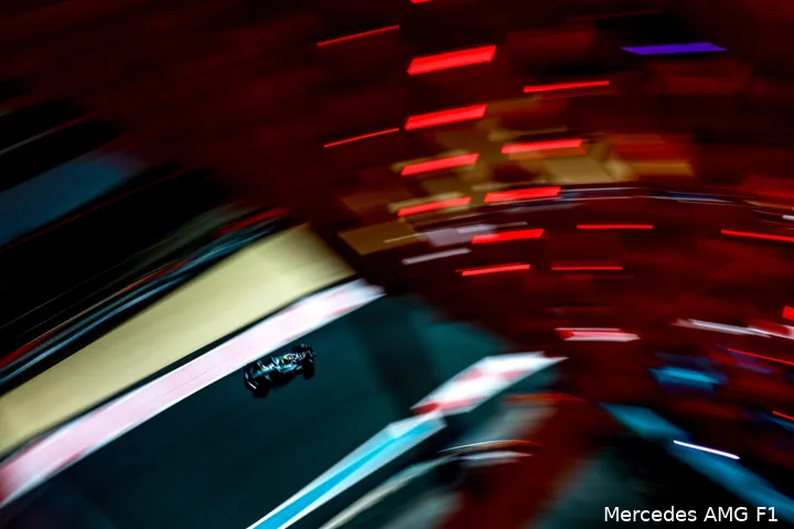 <i>Hamilton kon zijn tijd niet verbeteren, omdat er een paaltje aan zijn auto bleef hangen.</i>