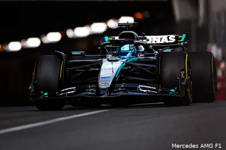Russell zat de hele race klem achter een Williams-coureur, totdat hij zelf het heft in handen nam.