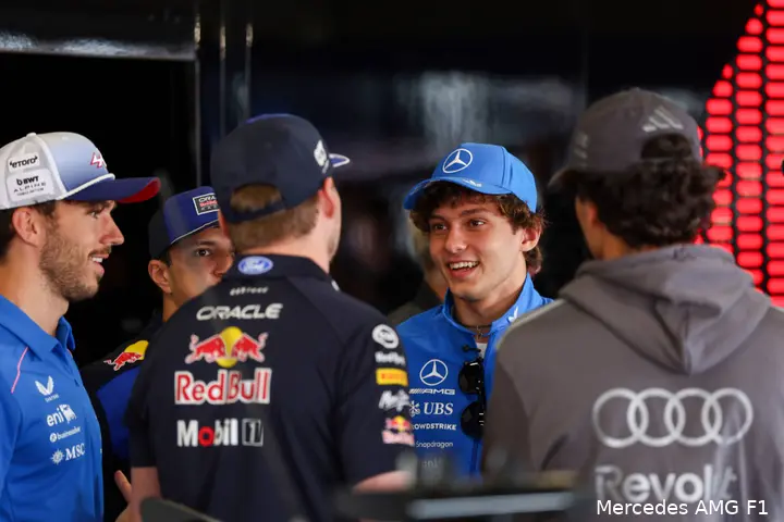andrea-kimi-antonelli-mercedes-gp-groot-brittannie-2026-zondag-max-verstappen-pierre-gasly-isack-hadjar-gabriel-bortoleto