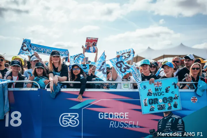 mercedes-george-russell-fans-gp-groot-brittannie-2026-vrijdag