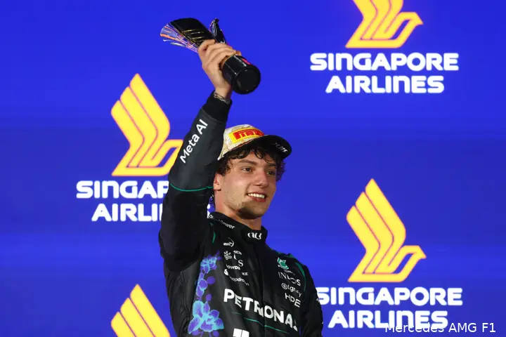kimi-antonelli-podium-singapore-2026-sunday