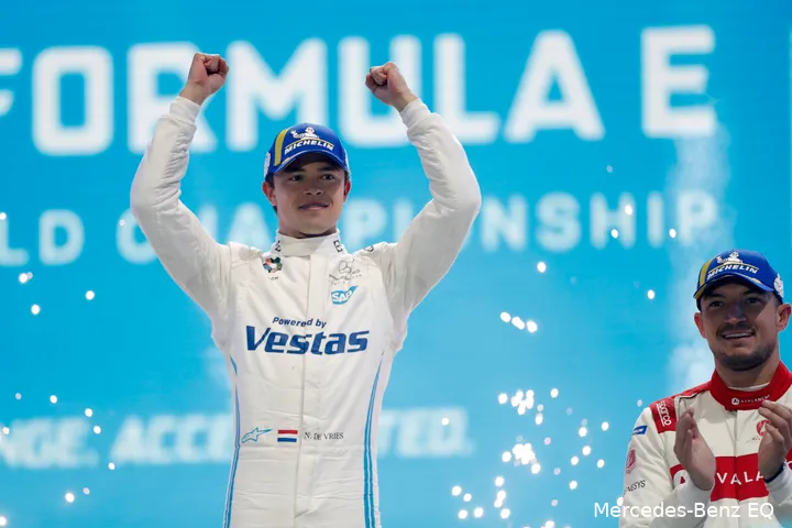 Nyck de Vries die de E-Prix van Diriyah won namens Mercedes-EQ in 2021.