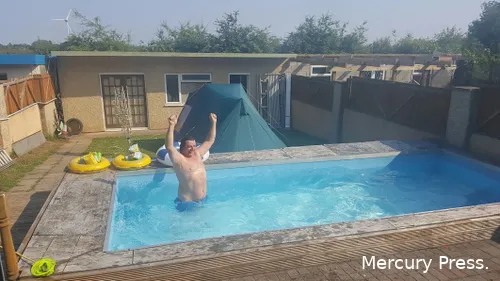 fhm dronken zwembad03