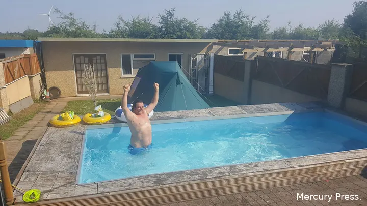 fhm dronken zwembad03