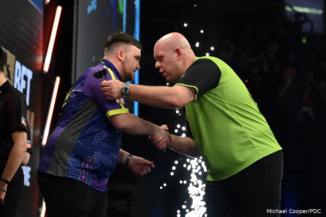 Am Montagabend stehen sich Luke Littler und Michael van Gerwen beim World Matchplay gegenüber