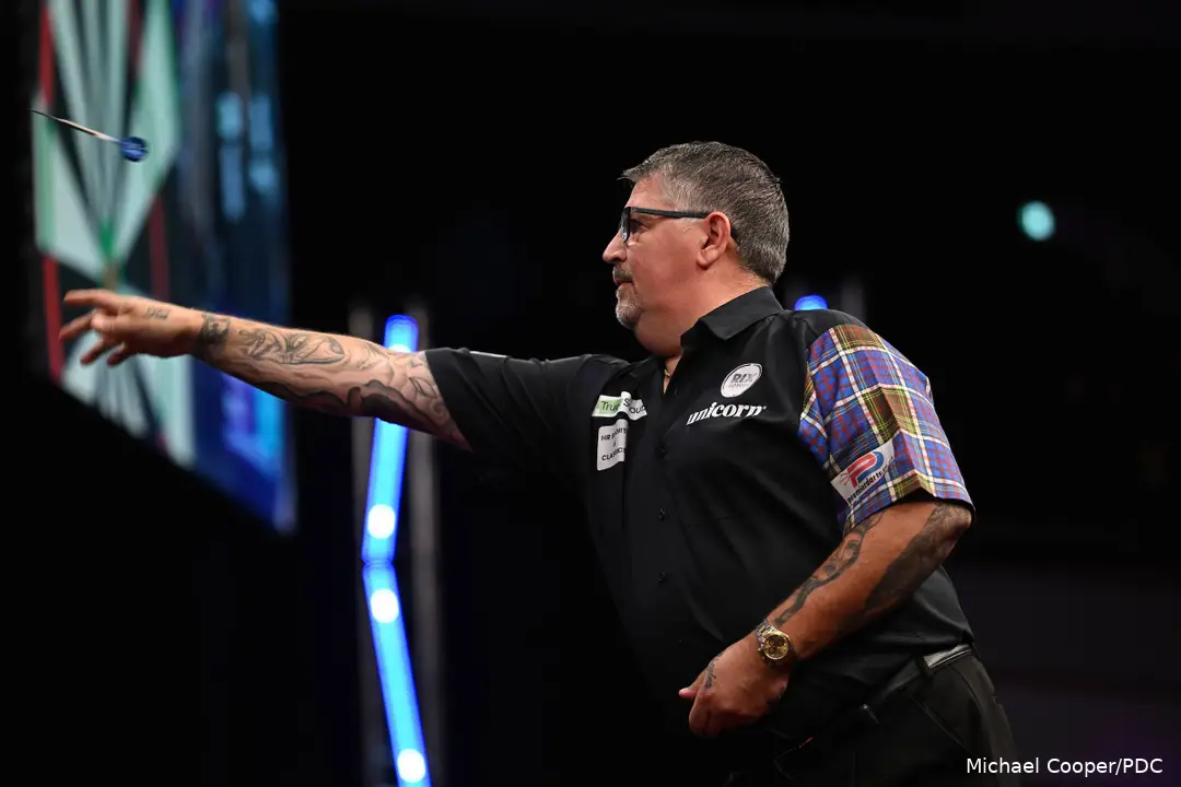 Gary Anderson neemt het in zijn laatste groepswedstrijd op tegen Michael van Gerwen