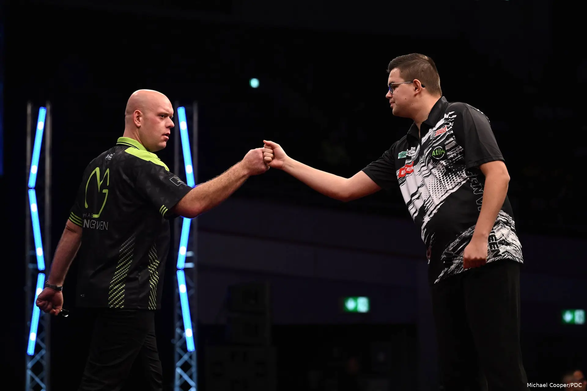 Gian van Veen &amp; Michael van Gerwen geben sich einen Fauststoß