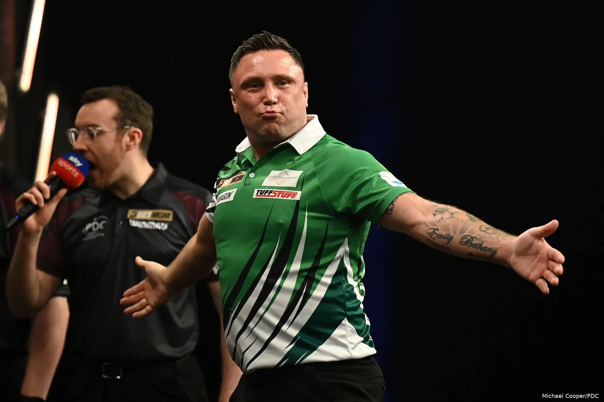 Gerwyn Price in actie in de Premier League Darts