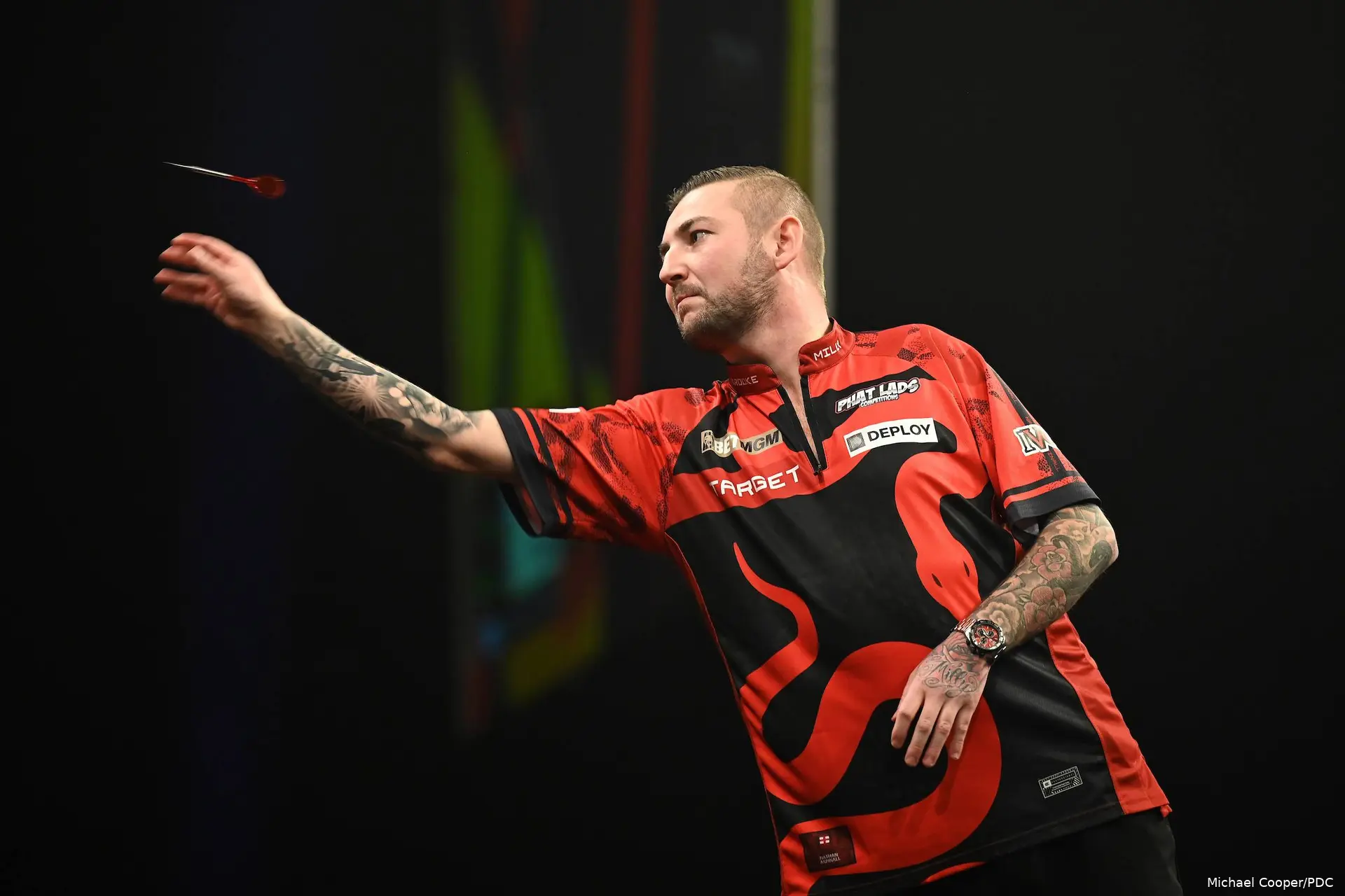 Nathan Aspinall gooit zijn pijl naar het dartbord