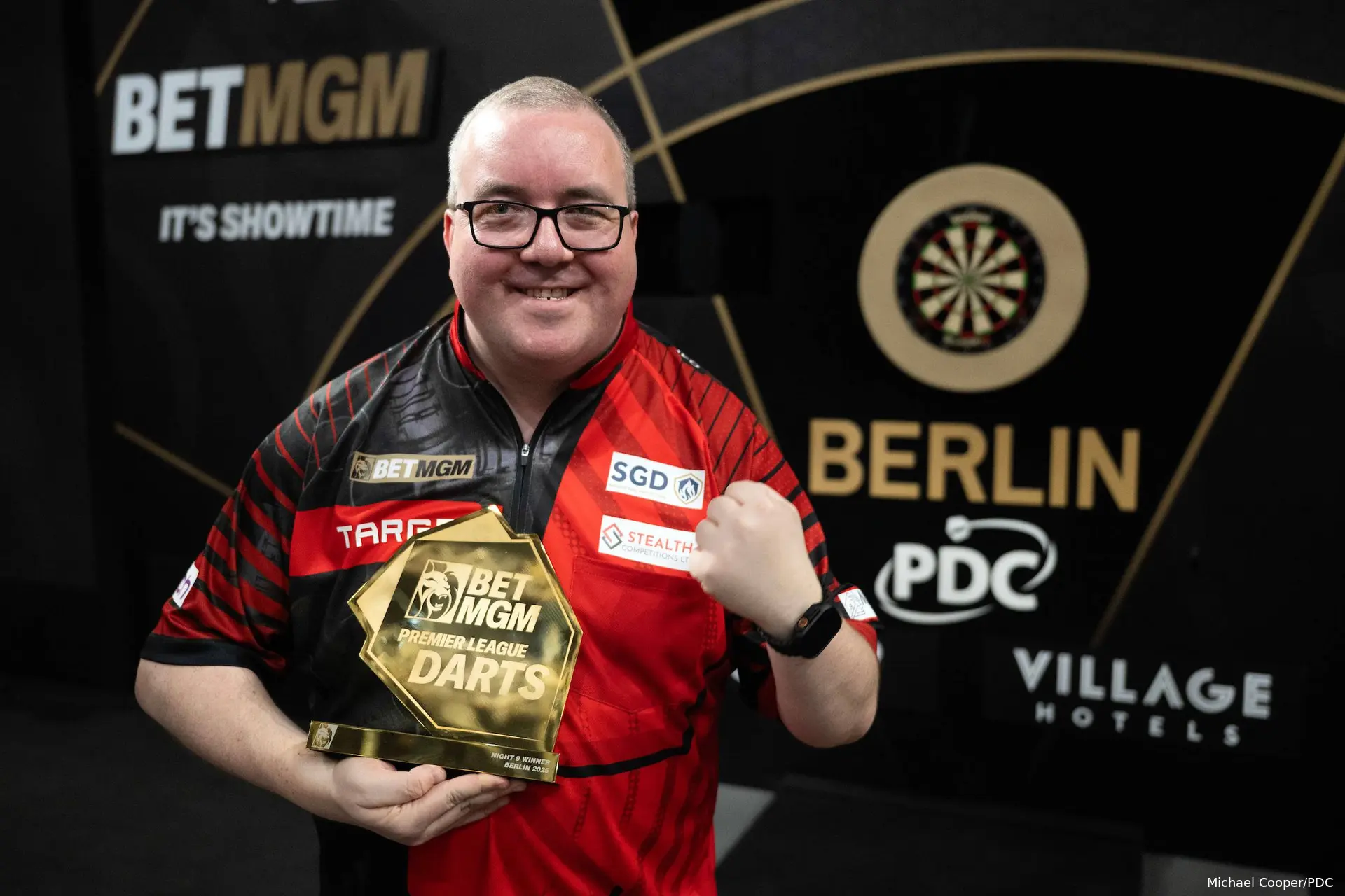 Stephen Bunting toont de beker