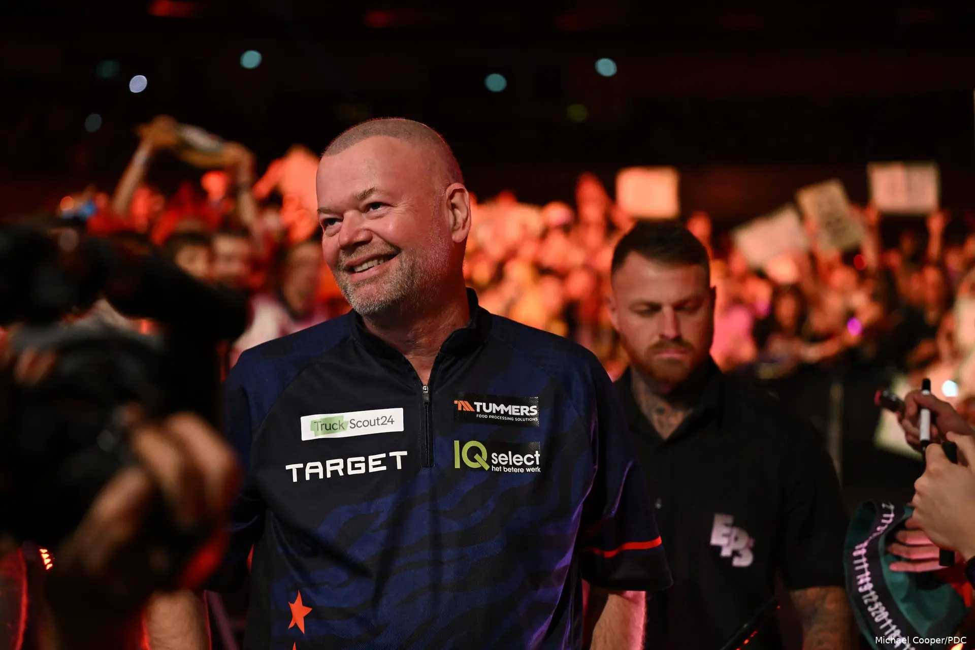 Raymond van Barneveld lacht tijdens zijn walk on tijdens de WK Darts 2026