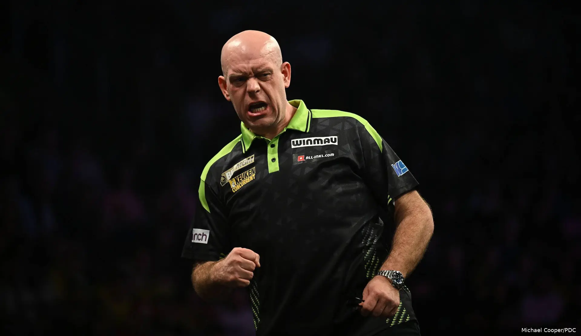 Michael van Gerwen balt de vuist