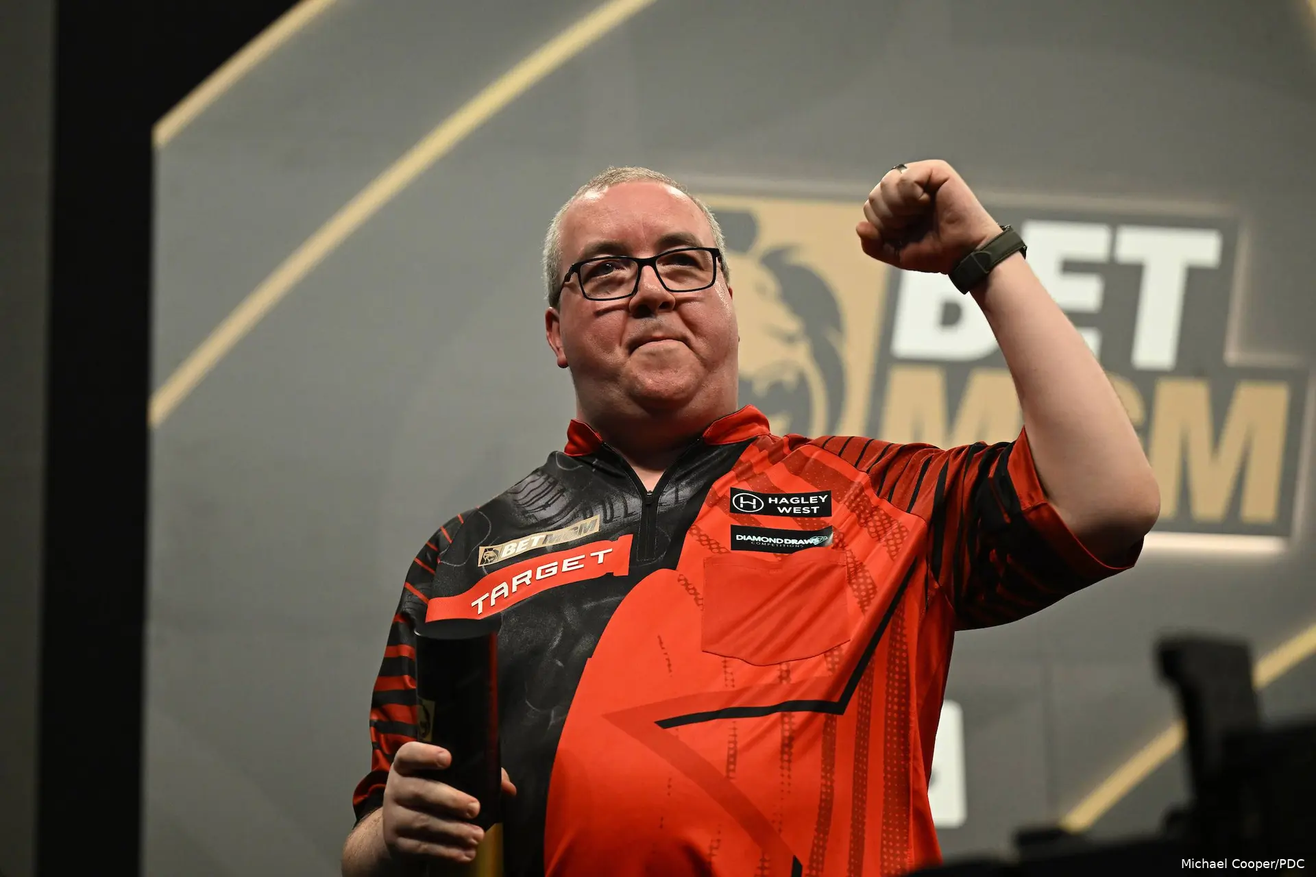 Stephen Bunting balt de vuist na het winnen van de vierde speeldag in de Premier League Darts