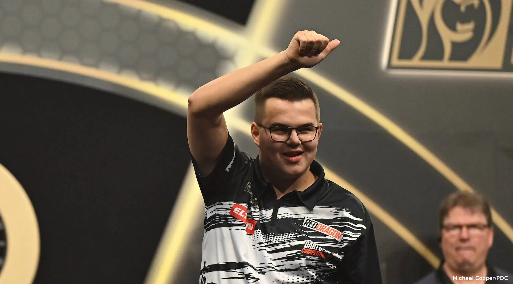 Gian van Veen gives a thumbs up to the crowd.