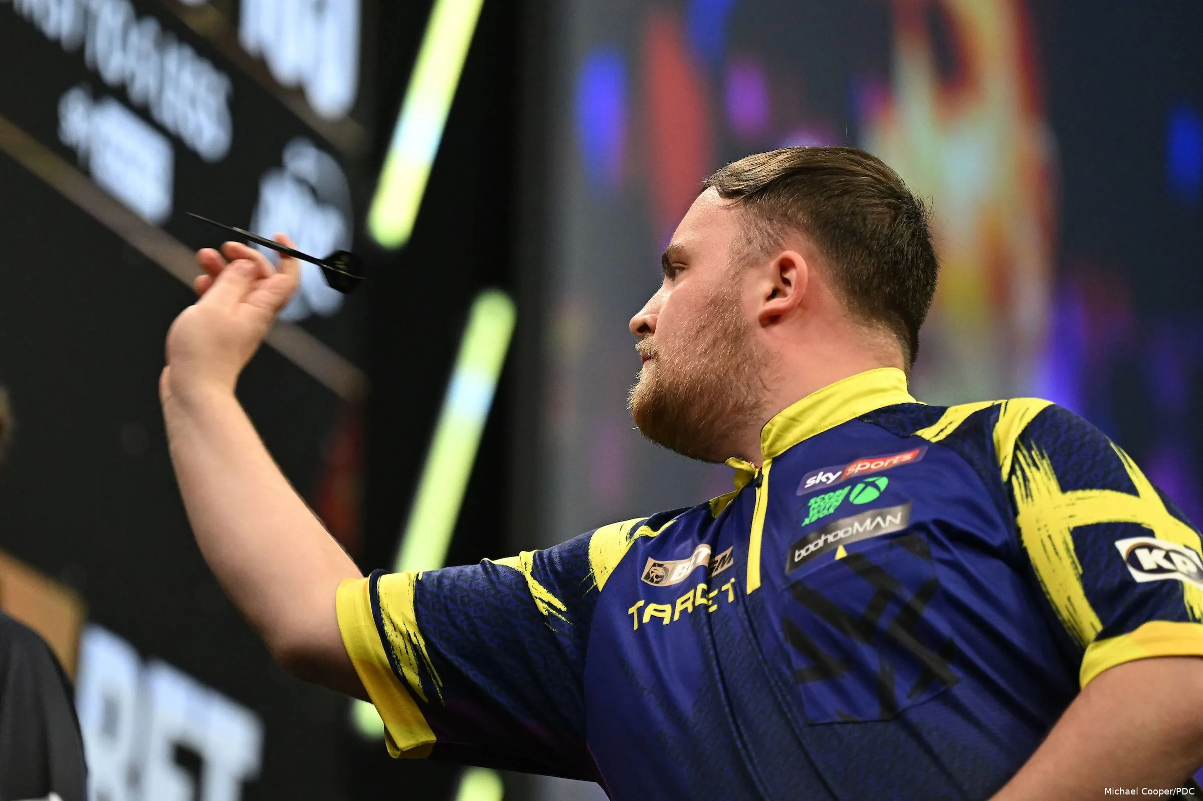 Luke Littler in actie tijdens de Premier League Darts