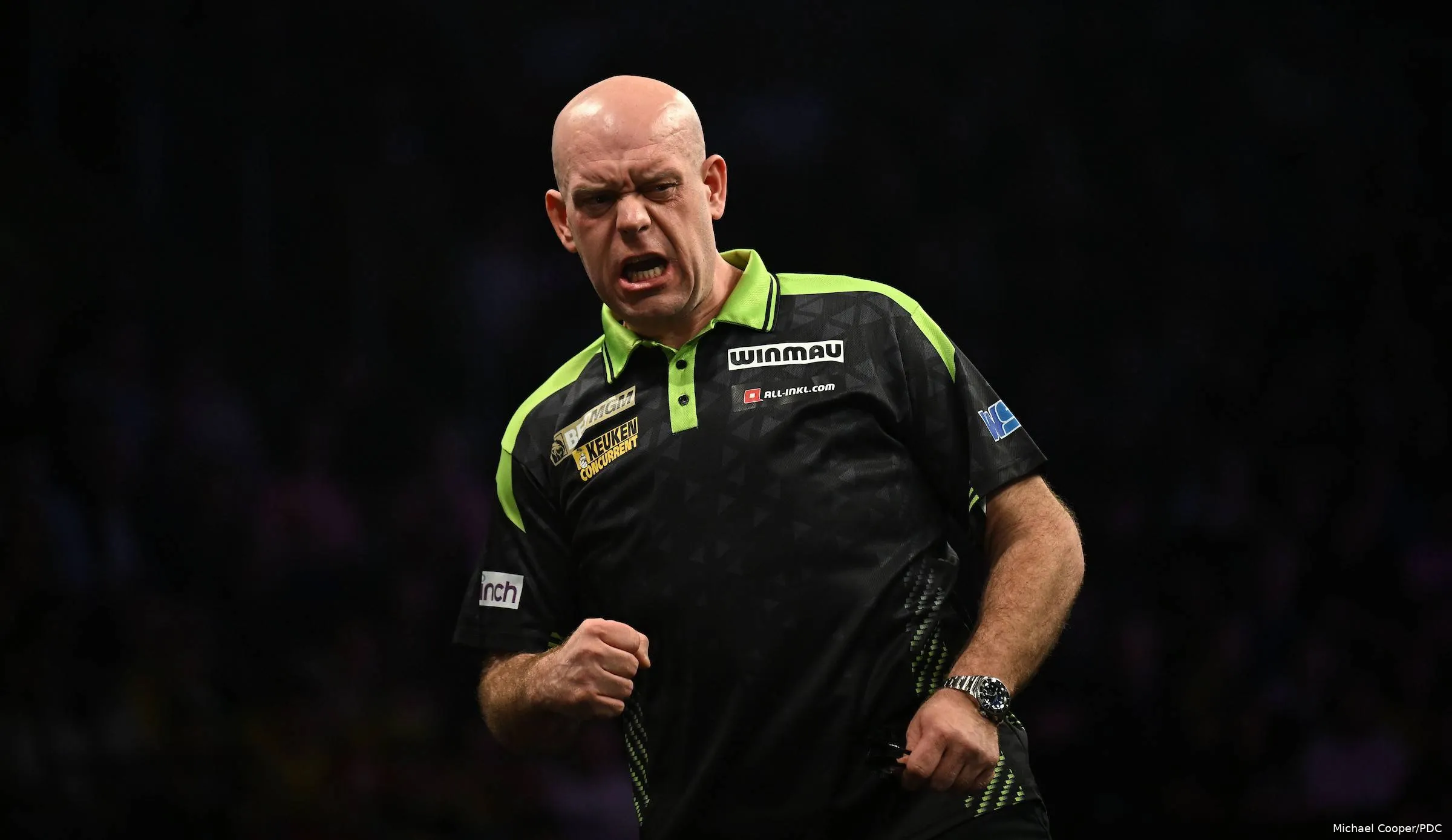 Michael van Gerwen balt de vuist