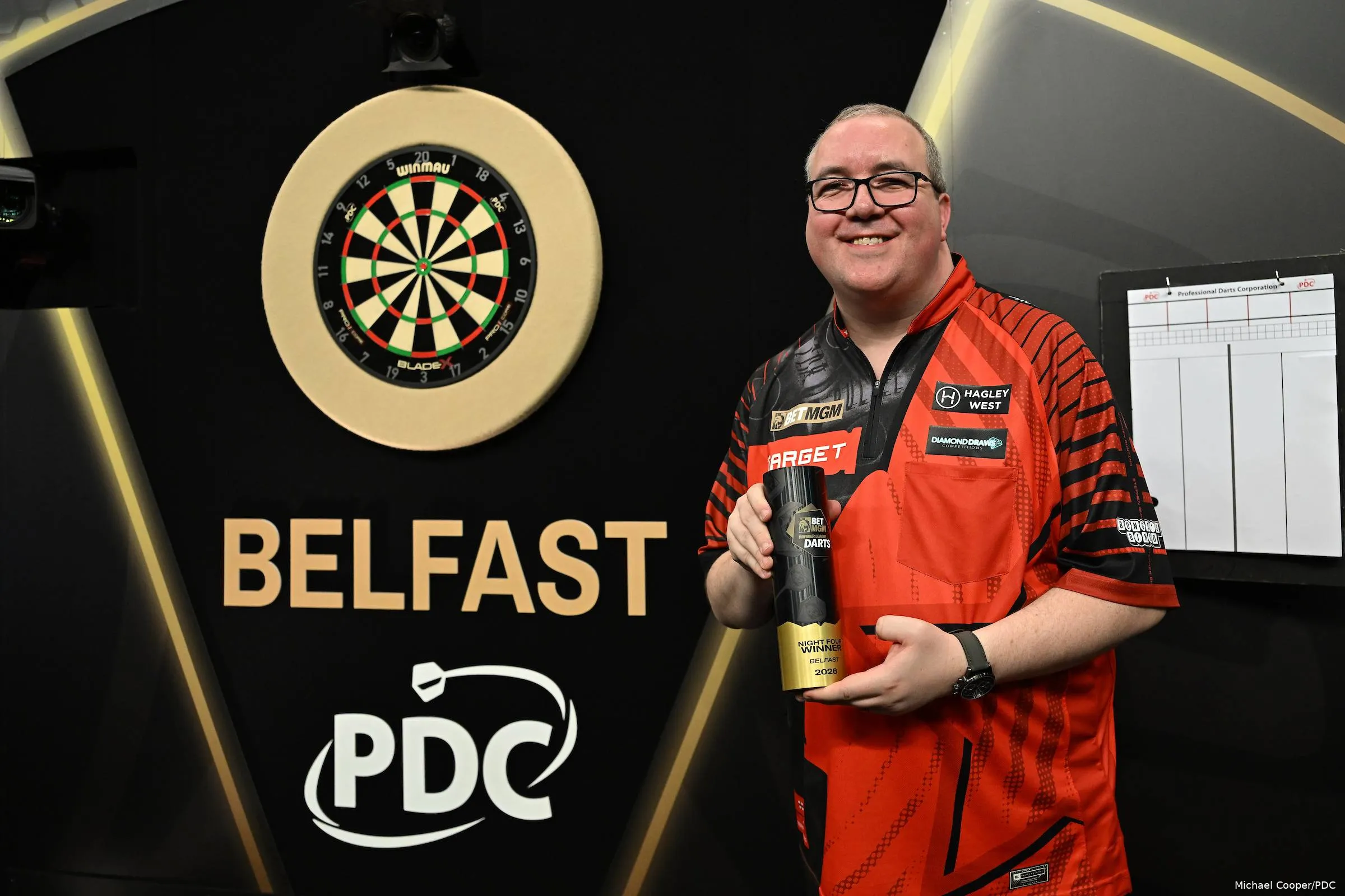 Stephen Bunting poseert trots op het podium