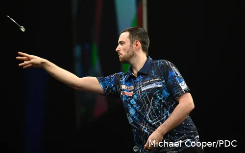 Luke Humphries in action