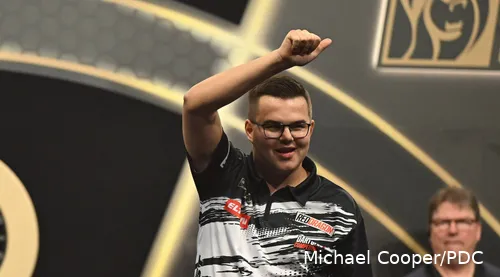 Gian van Veen gives a thumbs up to the crowd.