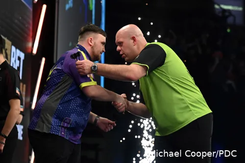 Am Montagabend stehen sich Luke Littler und Michael van Gerwen beim World Matchplay gegenüber
