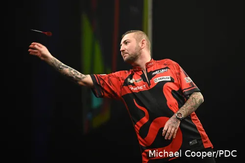 Nathan Aspinall wirft seinen Dart auf das Board