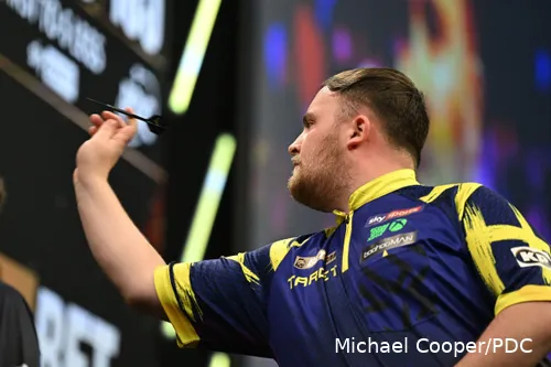 Luke Littler in Aktion während der Premier League Darts