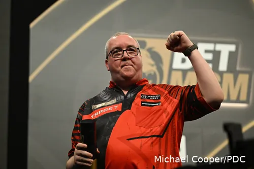 Stephen Bunting ballt die Faust nach dem Sieg am vierten Spieltag der Premier League Darts