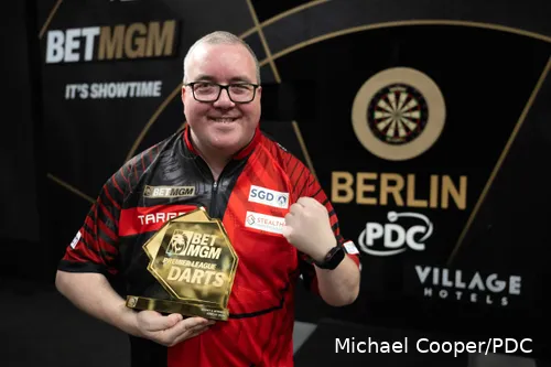 Stephen Bunting zeigt den Pokal