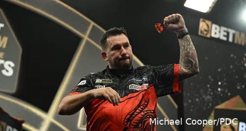 Jonny Clayton ballt die Faust