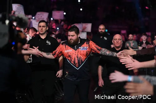 Michael Smith begroet zijn fans bij een Euro Tour-toernooi