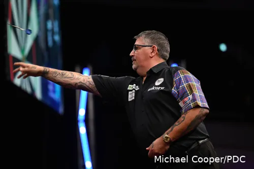 Gary Anderson neemt het in zijn laatste groepswedstrijd op tegen Michael van Gerwen