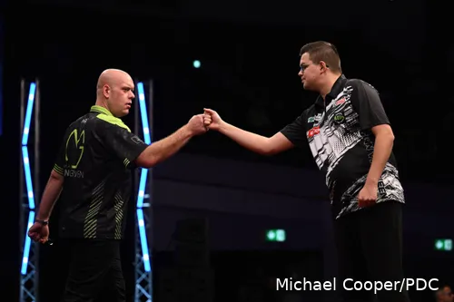 Gian van Veen &amp; Michael van Gerwen geven elkaar een vuitstje