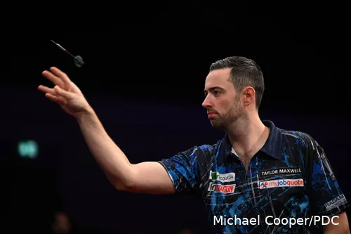 Luke Humphries in actie