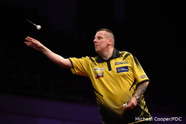 Dave Chisnall throws dart at board.