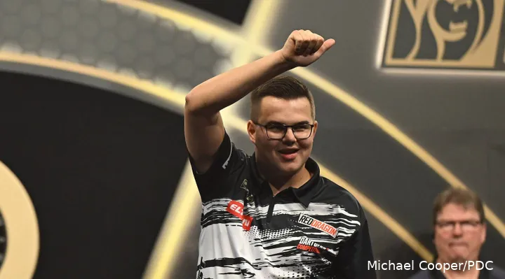 Gian van Veen gives a thumbs up to the crowd.