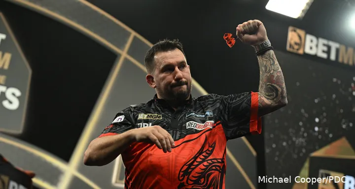 Jonny Clayton pumps his fist