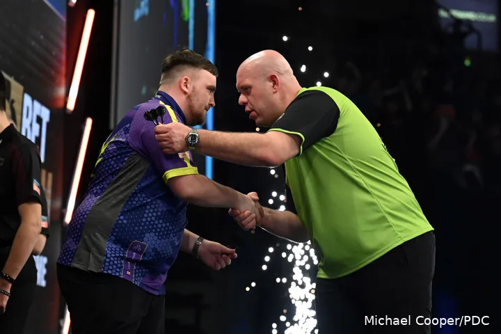 Am Montagabend stehen sich Luke Littler und Michael van Gerwen beim World Matchplay gegenüber