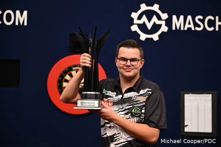 Gian van Veen posiert stolz mit der Trophäe der European Championship