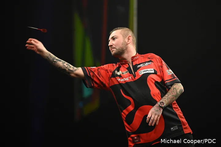 Nathan Aspinall gooit zijn pijl naar het dartbord