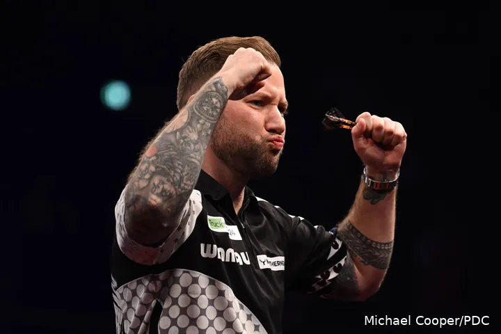 Noppert voegde zich als derde Nederlander bij de laatste acht op het EK Darts.