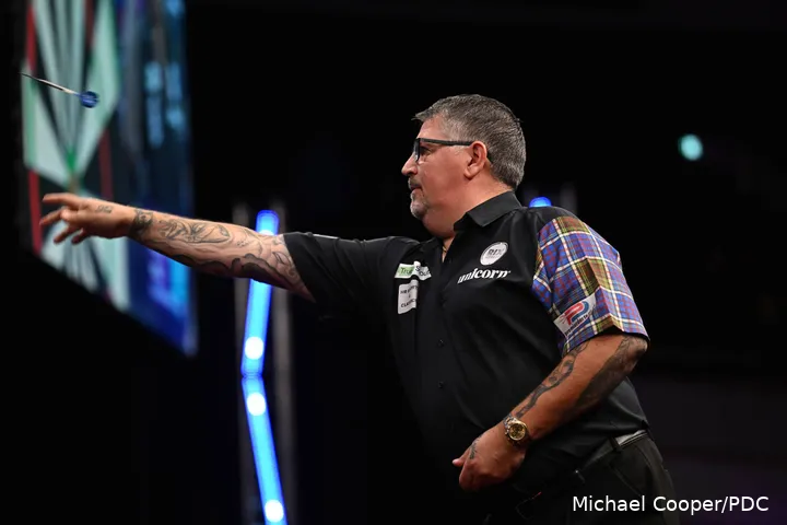 Gary Anderson neemt het in zijn laatste groepswedstrijd op tegen Michael van Gerwen