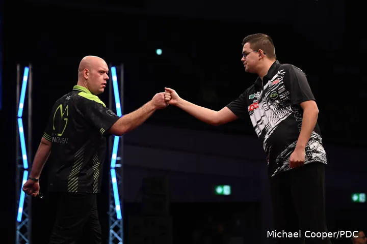 Gian van Veen &amp; Michael van Gerwen geven elkaar een vuitstje