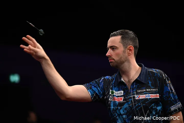 Luke Humphries in actie