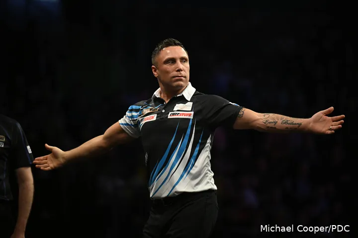 Gerwyn Price juicht met zijn armen wijdt richting het publiek.