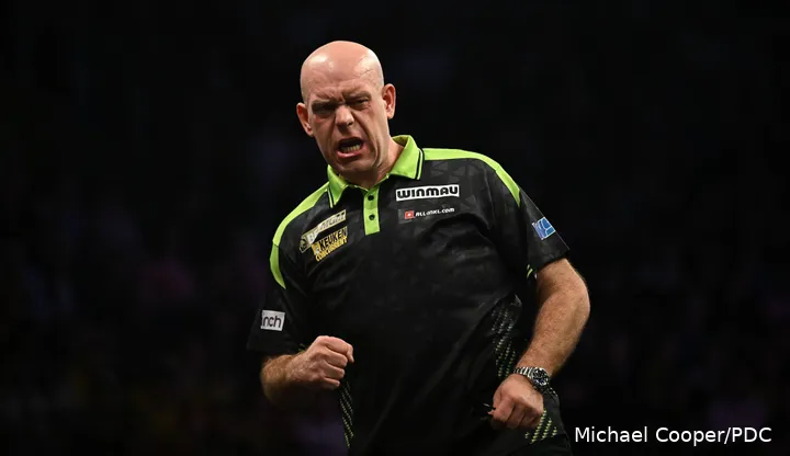 Michael van Gerwen balt de vuist