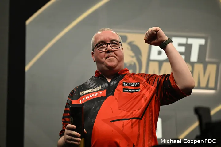 Stephen Bunting balt de vuist na het winnen van de vierde speeldag in de Premier League Darts