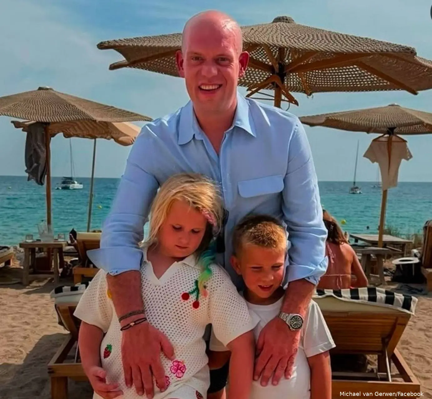michael-van-gerwen-enjoys-a-holiday-with-his-kids-6a213463a3351