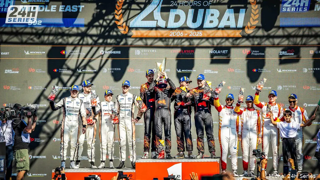 Van Eijndhoven en consorten (links) op het podium in Dubai (Foto: Michelin 24H Series).